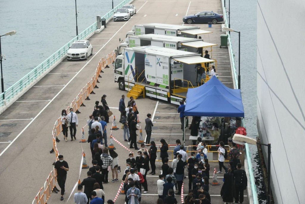 市民到海港城排隊進行檢測。