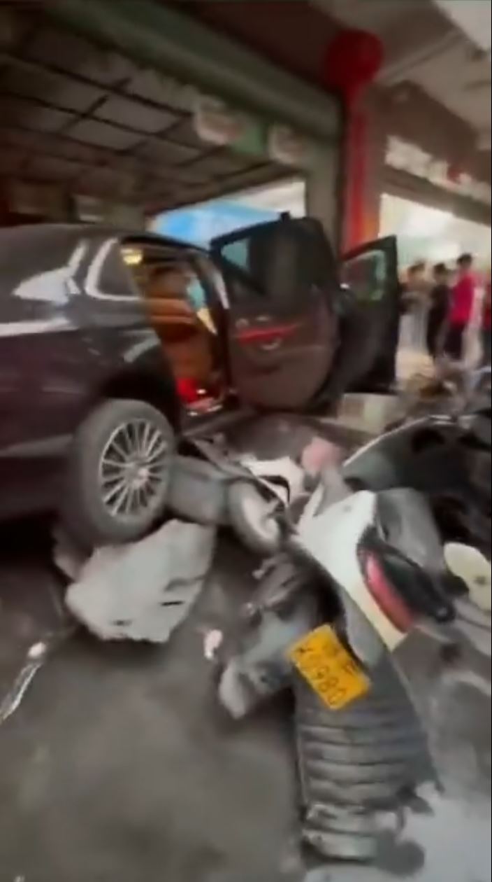 海南有Benz乱冲3公里有传导致3人死亡。X