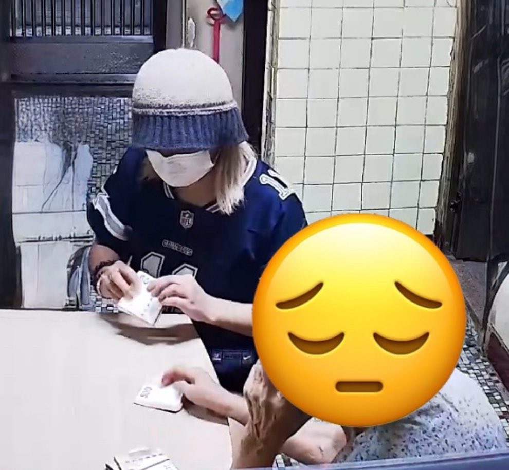 收款少女在受害婆婆家中點算現金。FB:香港失物報失及認領群組 收款少女在受害婆婆家中點算現金。FB:香港失物報失及認領群組