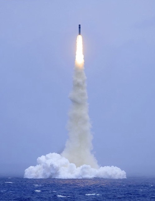 解放軍核潛艇向太平洋試射戰略導彈，圖為導彈出水瞬間。 央視圖片