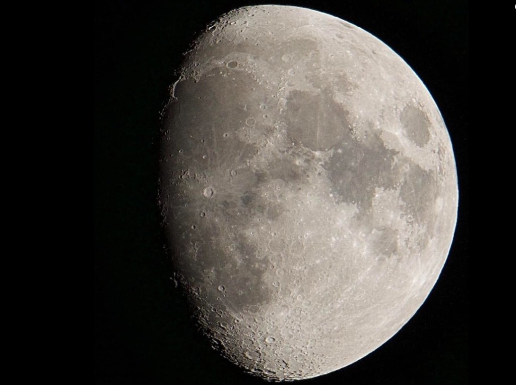 月亮上有啲灰暗嘅斑纹。 天文台fb图片（摄：Boby Chim / 2022年9月6日 / #CWOS）