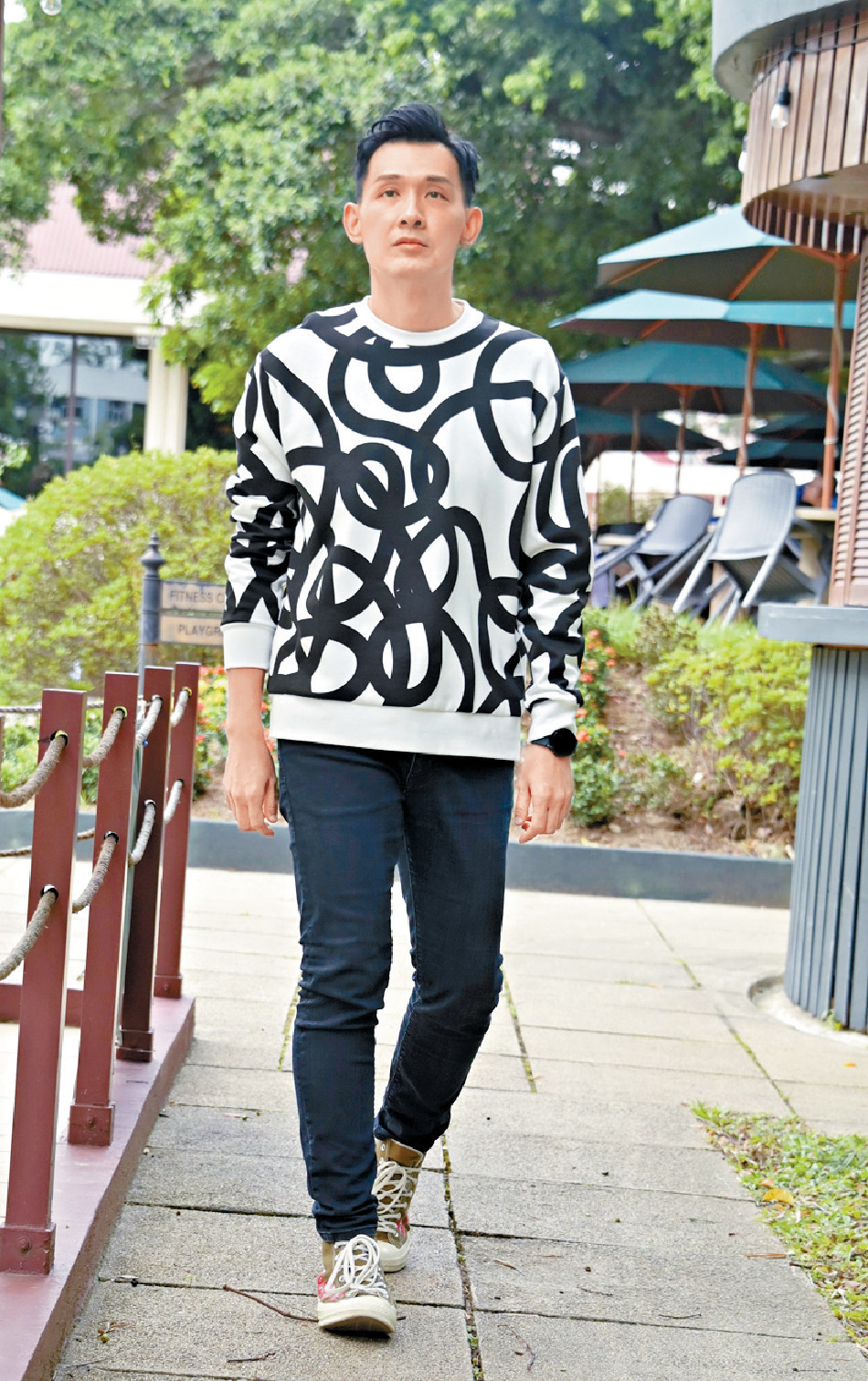 行動不便
■劉家聰雙腳未完全康復，走路仍然有點拐。