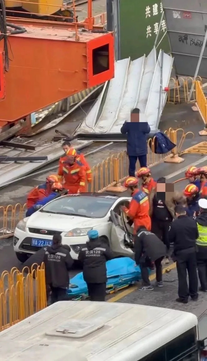 武漢地鐵工地龍門吊倒塌，砸中路過車致1死1傷。 