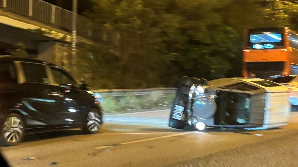 小貨車於路中心翻側，司機一度被困車廂。網上圖片