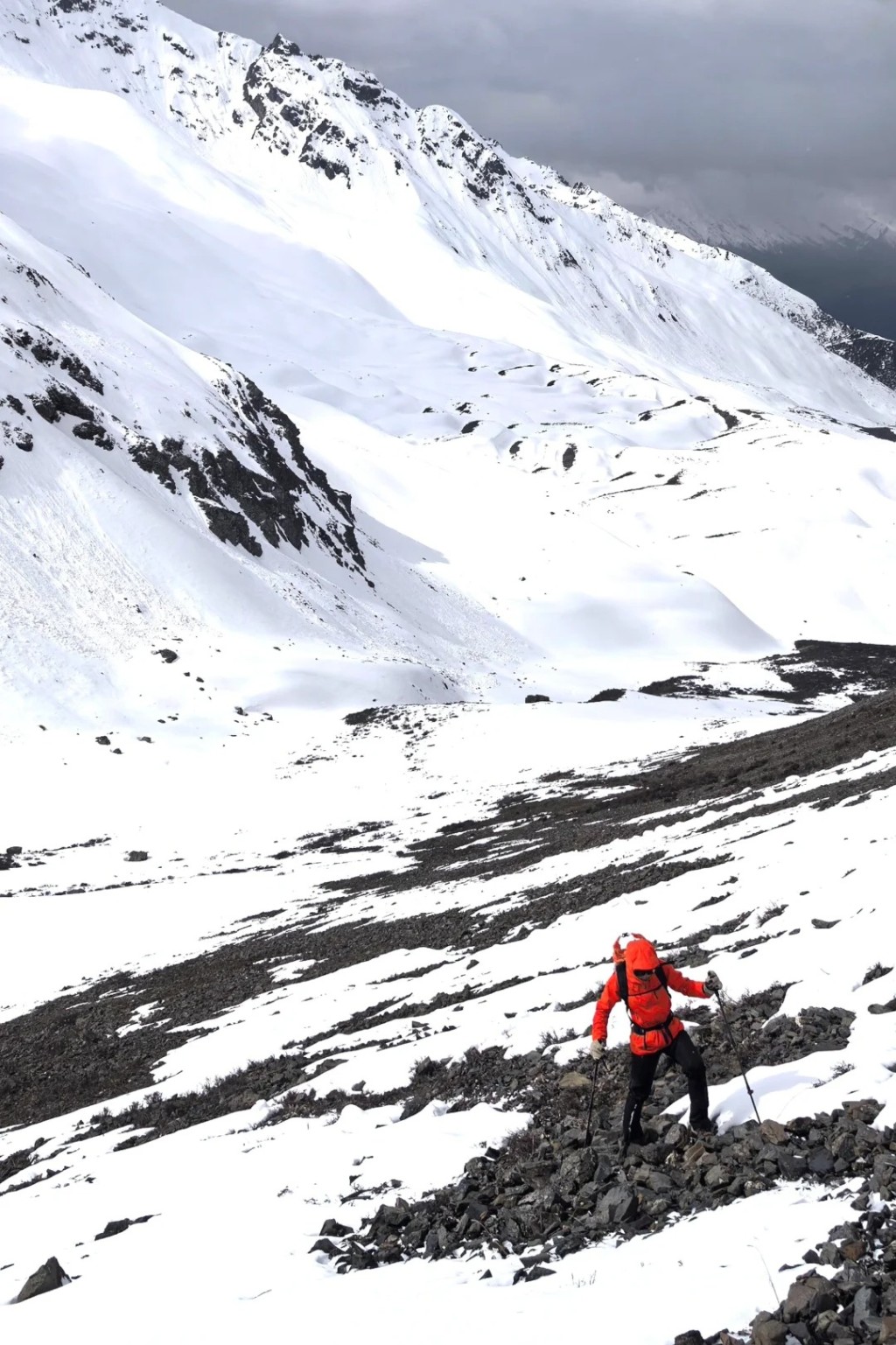洛日依甲山海拔5000米左右，網上有不少「登山攻略」介紹。小紅書