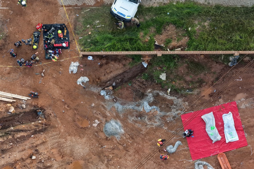南非約翰內斯堡地盤塌樓 至少6死2人被困。路透社