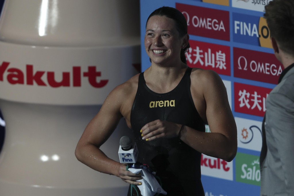 何诗蓓以破大会纪录成绩夺得女子100米自由泳冠军。AP