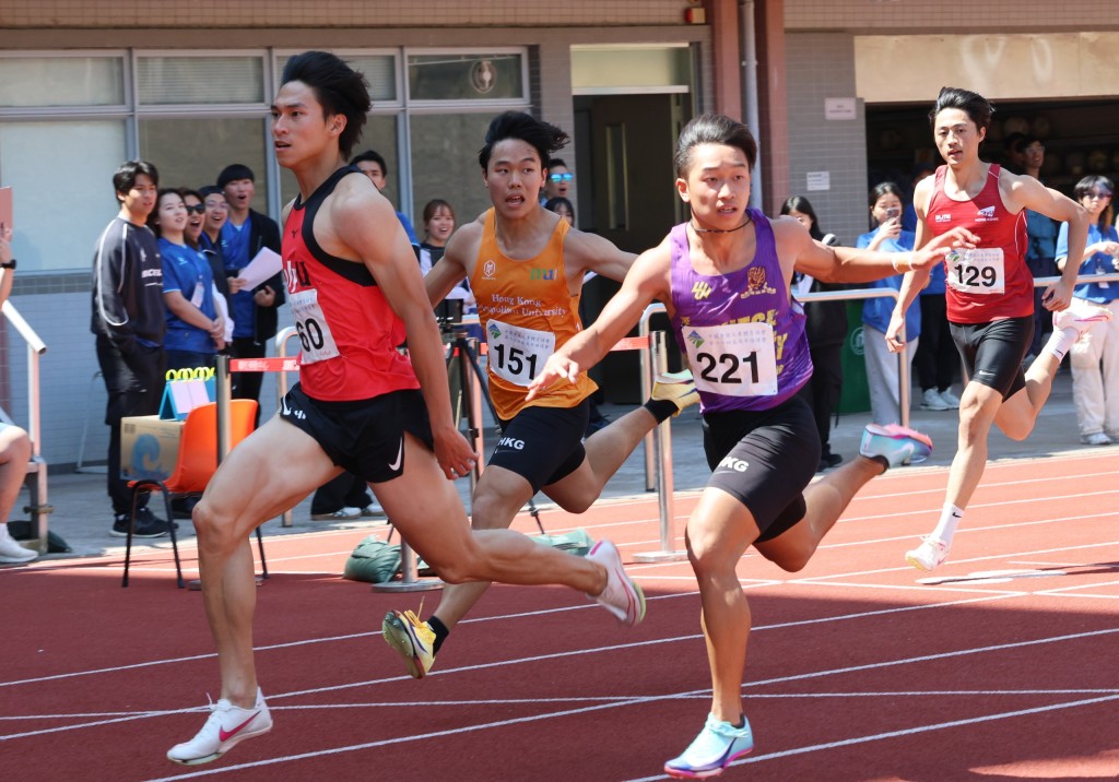 理大的叶景维（中）及中大的陈一乐（右）在百米飞人决赛斗得激烈。徐嘉华摄