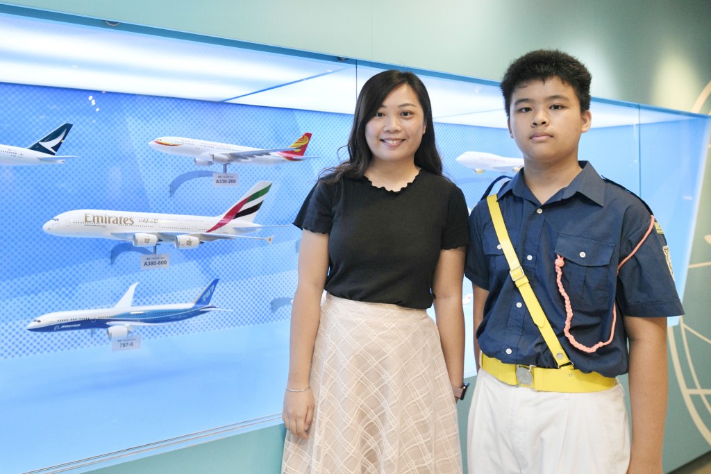 学生队员董浚东（右）希望通过活动，丰富他在航空方面的知识。
