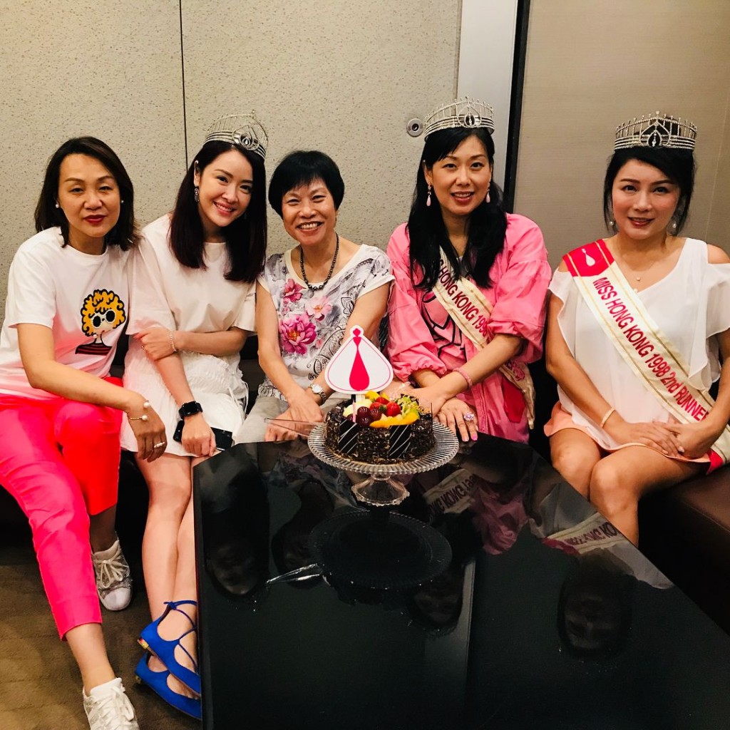 2018年，吴忻熹曾与向海岚、赵翠仪庆祝港姐20周年，三人更戴上后冠现身。