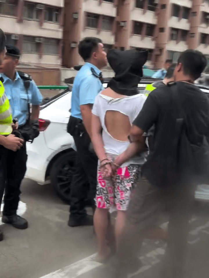 警員將黑布蒙頭疑犯帶到私家車旁協助蒐證。Threads：angelchung49