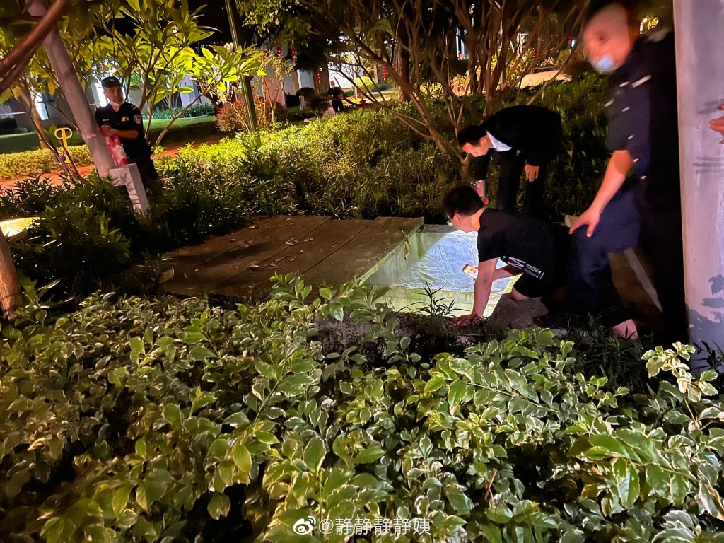 廣州屋苑的水泥板斷裂致男童墮井,事後揭發水泥板極薄。 (網上圖片)