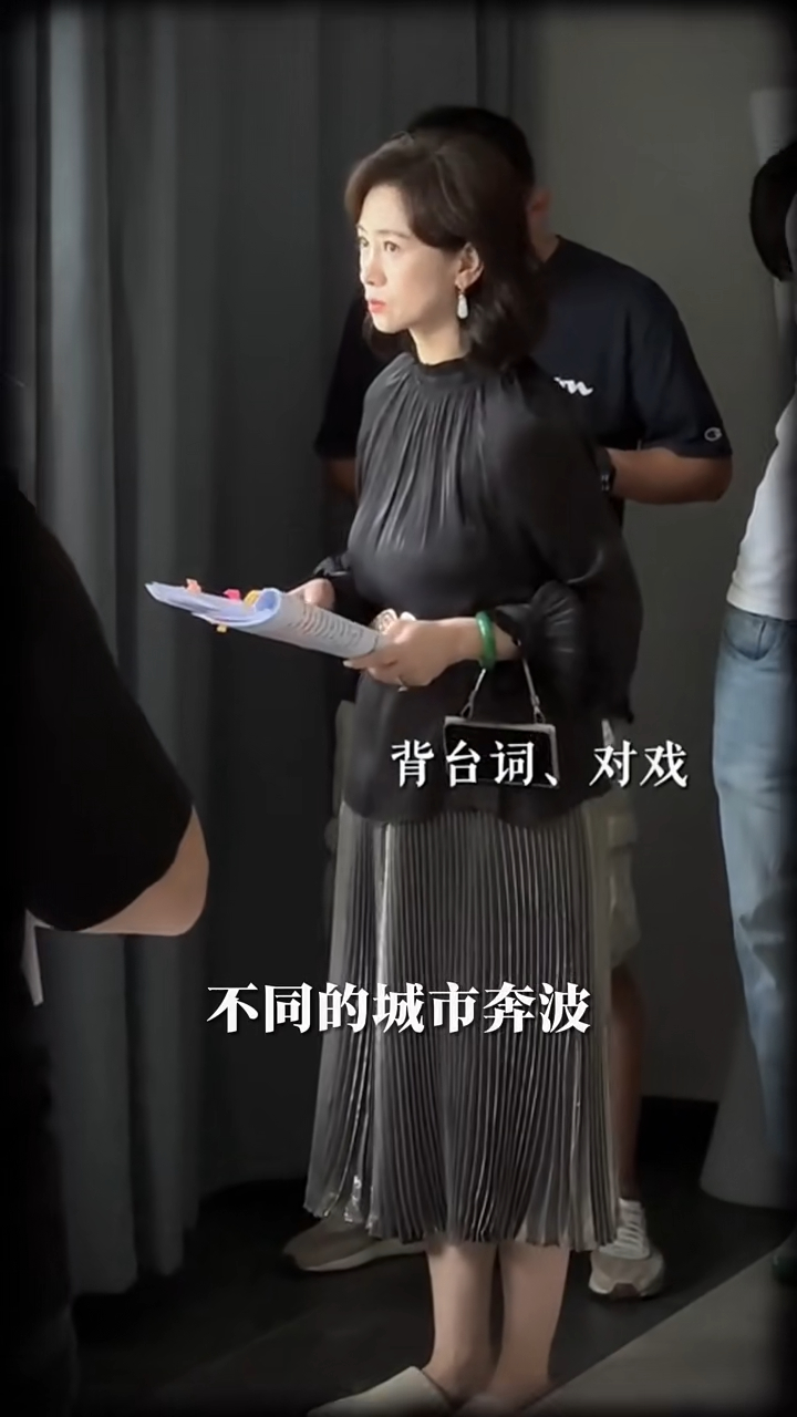 翁虹身穿墨綠色連身長裙出鏡,她說:「我和我老公是2022年開始分居的,水晶準備要去國外留學,正好我老公也有國外的業務要去處理,因為我的工作原因,經常需要在不同的城市奔波,所以我們兩個人一商量就達成共識」。 翁虹身穿墨綠色連身長裙出鏡,她說:「我和我老公是2022年開始分居的,水晶準備要去國外留學,正好我老公也有國外的業務要去處理,因為我的工作原因,經常需要在不同的城市奔波,所以我們兩個人一商量就達成共識」。