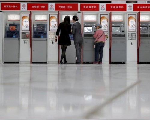 人行統計指內地櫃員機數量持續減少。路透社資料圖片