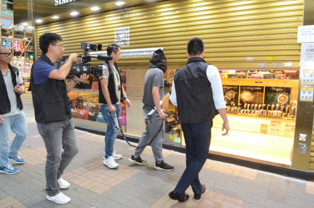 警方押解疑犯到海防道鐘錶珠寶店劫案重組案情