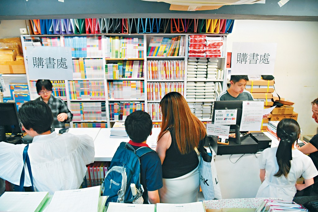 教育局今年4月根據「適用書目表」內的教科書進行調查,結果顯示平均價格較去年上升3.16%,當局指其調查內容和方法均與消委會有差異,結果亦有所不同。