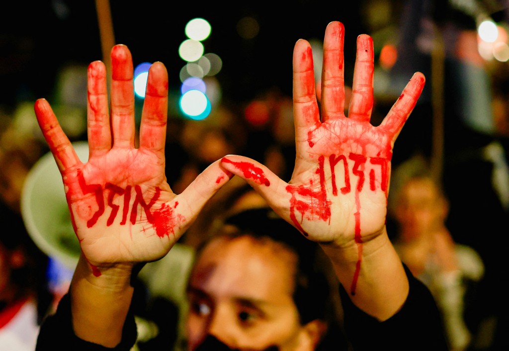 一名示威者以红色颜料在手掌写上「没有时间了」的讯息。路透社