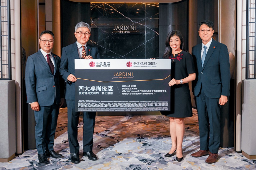 中信泰富李肇文(左一)表示,峻譽.渣甸山直至6月中尚有300組準買家排隊預約參觀。李偉明(左二)。