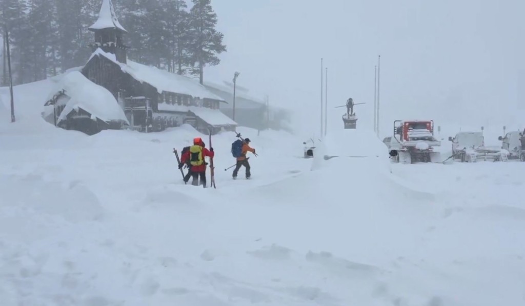 救援人員冒著大風雪入山找尋失蹤者。Nevada County Sheriff's Office