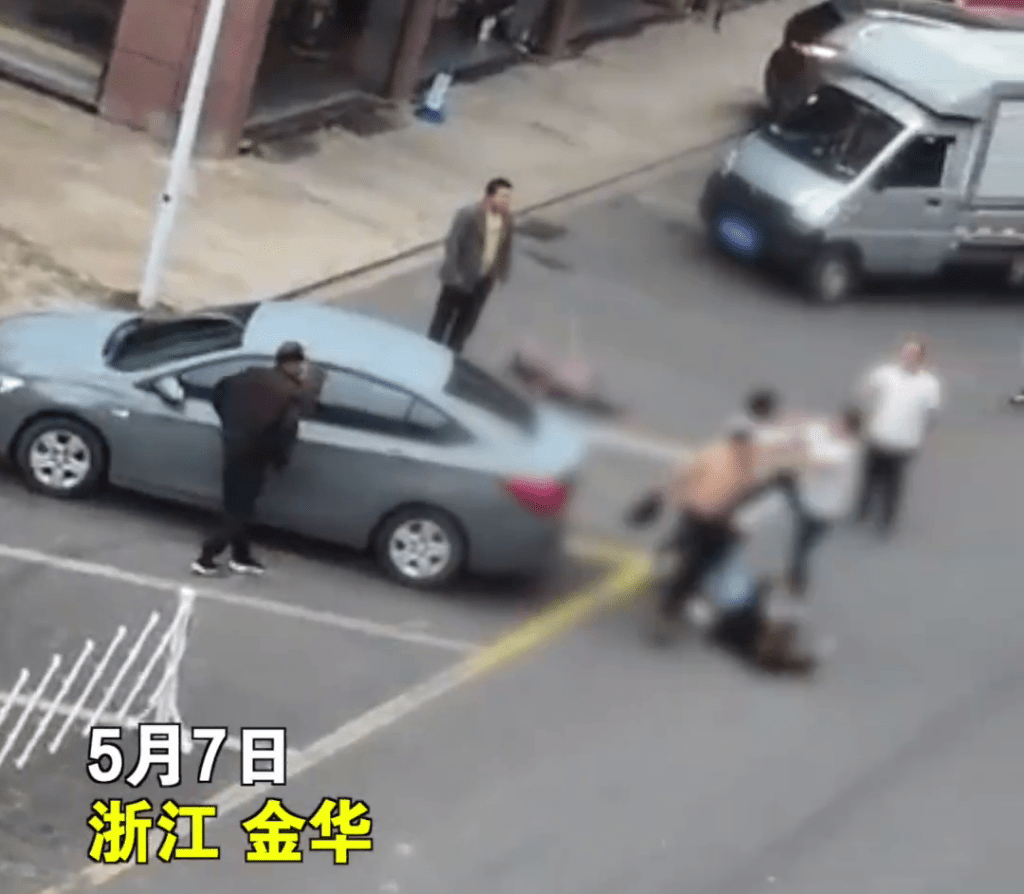 一名男子衝出來踢各持刀者欲阻止他向倒地的女子施襲。