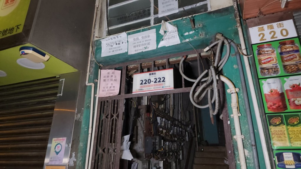 一名约60岁男子进入基隆街220至222号后巷后,怀疑偷取财物。黎志伟摄 一名约60岁男子进入基隆街220至222号后巷后,怀疑偷取财物。黎志伟摄