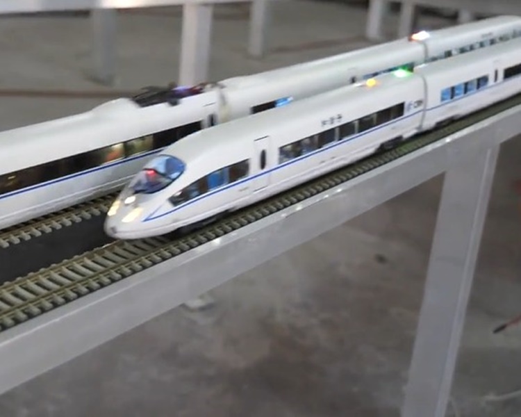 這套模型最多可容納20列高鐵列車。網圖