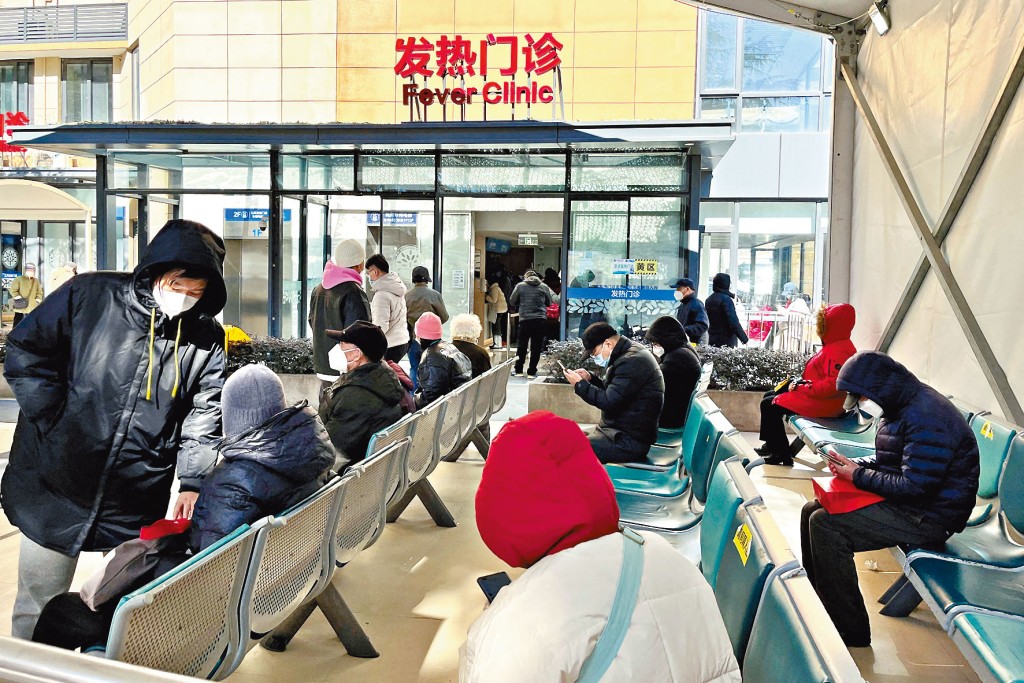 上海医院的发热门诊大排长龙。