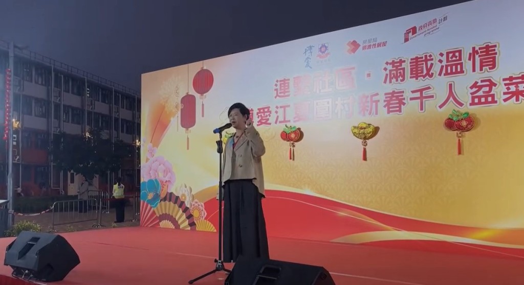每年春节前后，房屋局过渡性房屋多个项目都会举办活动，包括盆菜宴、写挥春、探访住户等。