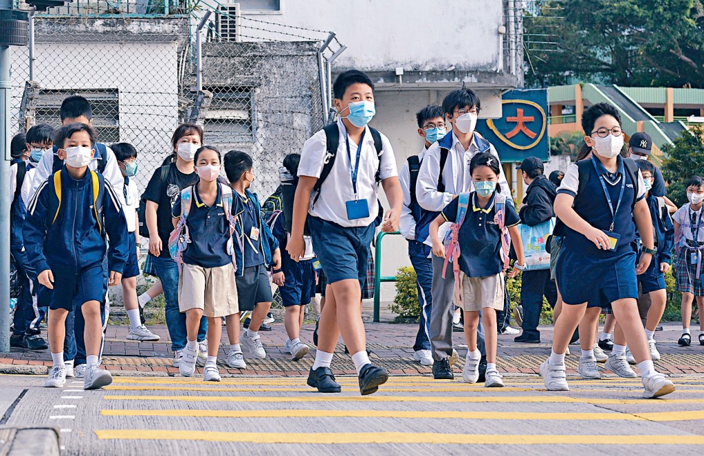 連續兩年的《視學周年報告》指出,仍有小部分學校在小一上學期以紙筆評估進行測考,以及有部分學校恆常為學生補課。