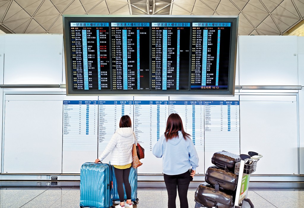 國泰近日多次無預警取消航班，導致大批旅客大失預算。