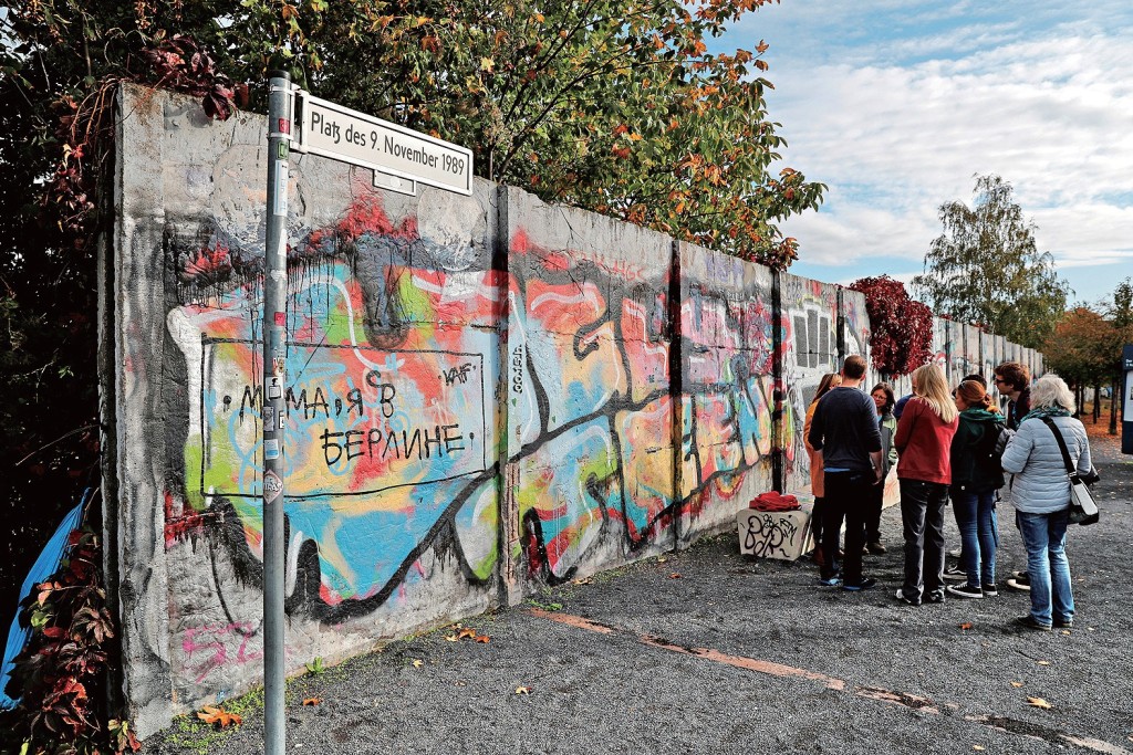 今日仍未拆除的一段柏林围墙上画满了涂鸦。相片摄于2019年。