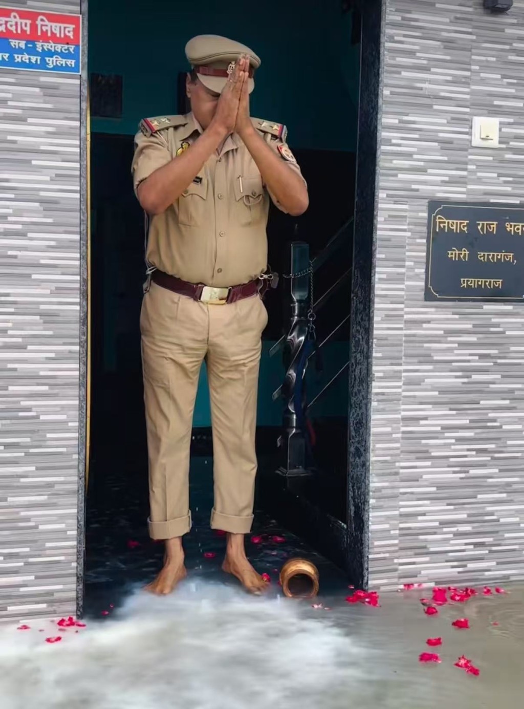 印度警察視洪水為「恩賜」,獻上牛奶和玫瑰花。IG@si_chandradeep_nishad 印度警察視洪水為「恩賜」,獻上牛奶和玫瑰花。IG@si_chandradeep_nishad