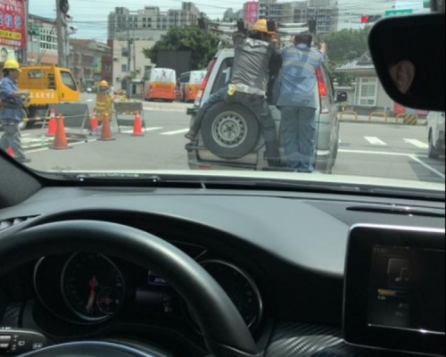 相片中一人胯下坐靠在備胎上,一腳踩後車踏階。另一人則雙手抓鐵架,腳踩車後的踏階。網圖