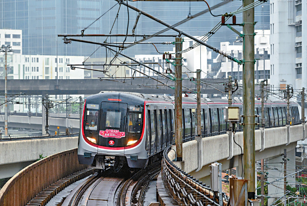 港鐵列車及輕鐵班次逐步恢復正常。資料圖片