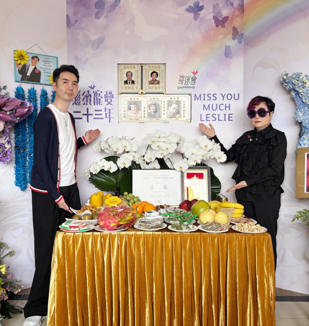 陳淑芬與兒子陳家豪，到沙田寶福山，向這位永恒偶像送上祝福。 