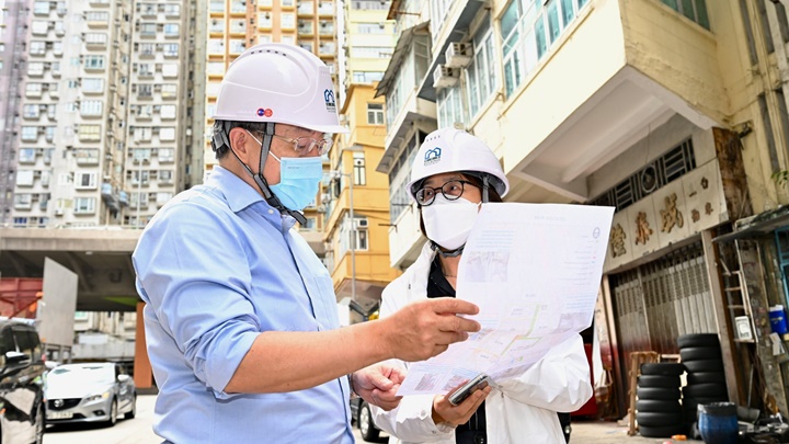 卓永興下午到土瓜灣視察清拆僭建棚架行動。卓永興facebook圖片