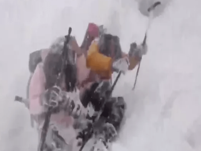 片段中兩人坐在雪地中身上裹著厚厚積雪。網圖