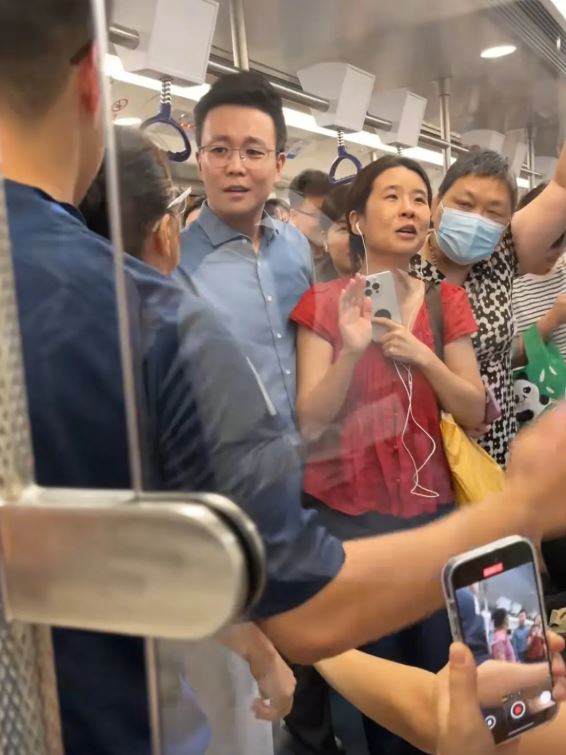 野蠻阿婆大鬧深圳地鐵，藍襯衫男乘客挺身制止獲網民激讚。抖音@潁淮新聞