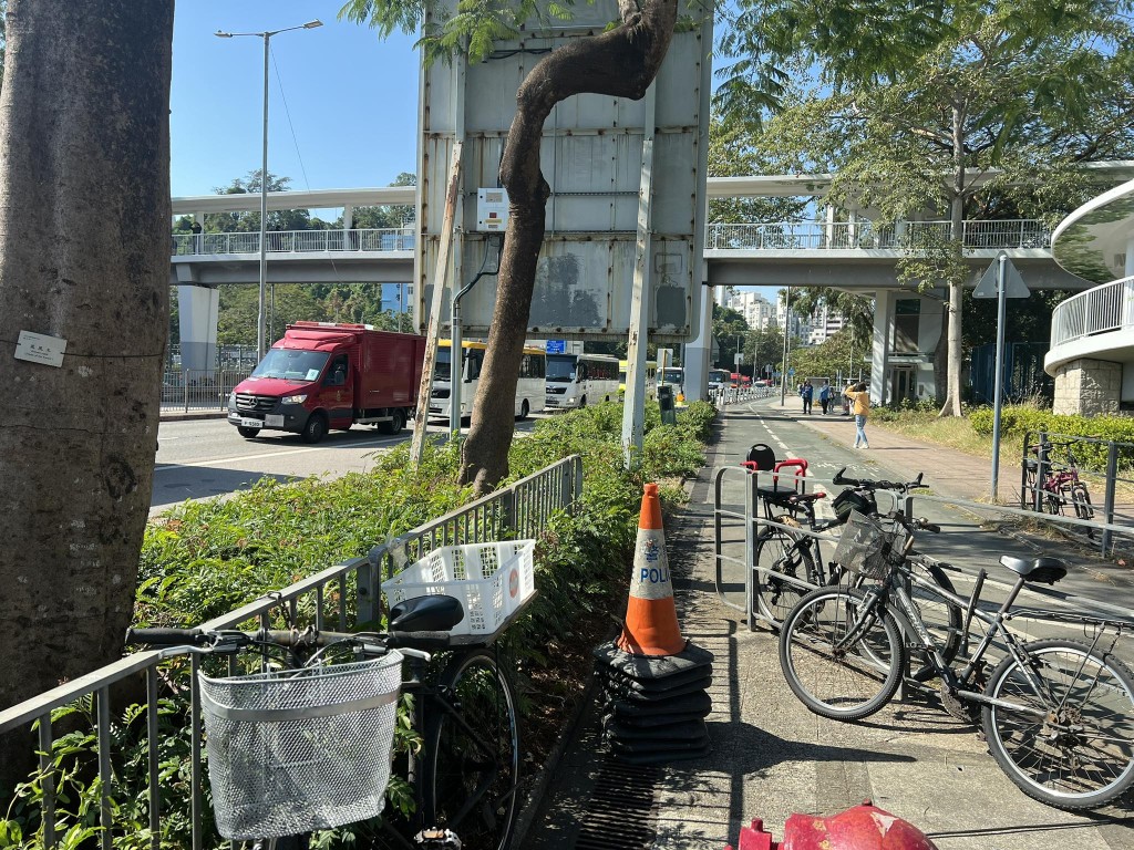 今日有消防處車隊現身宏福苑外。FB:幸瀅@大埔人大埔谷 今日有消防處車隊現身宏福苑外。FB:幸瀅@大埔人大埔谷