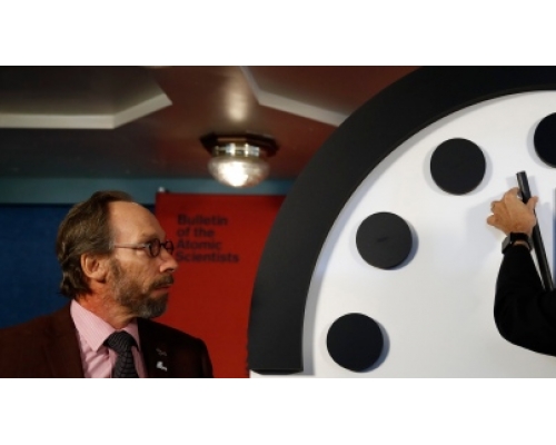 「原子科学家公报将「末日时钟」拨快30秒，距离午夜只剩2分钟。网上图片