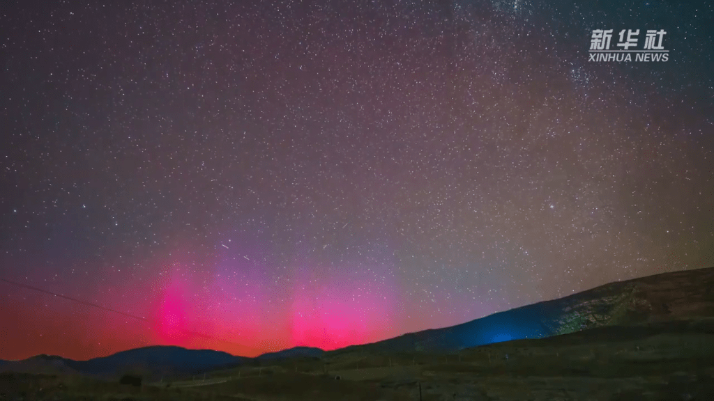  新疆的夜空晴朗，且在流星雨高峰期当晚出现极光。