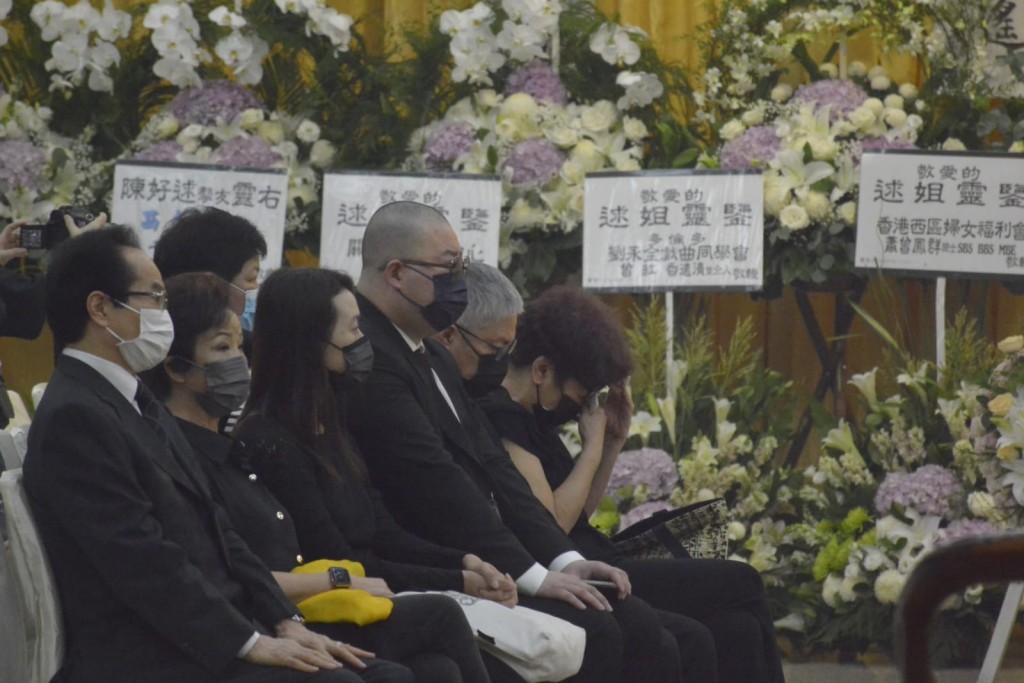 現場不少親友傷心落淚。