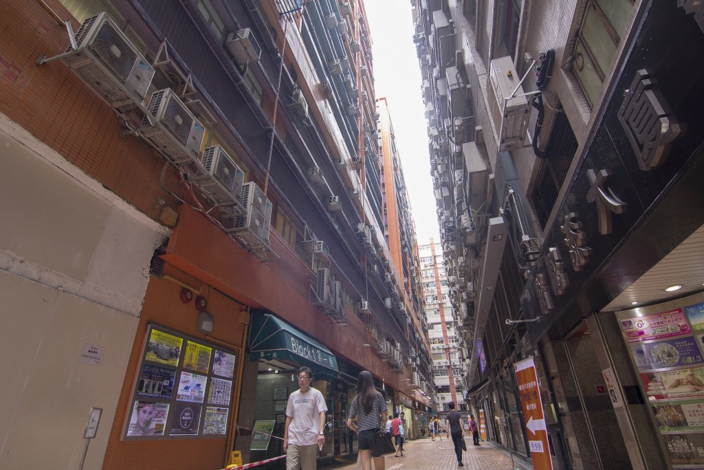 觀塘開源道62號駱駝漆大廈一籃子地舖物業，由伯恩光學楊建文及相關人士承接。