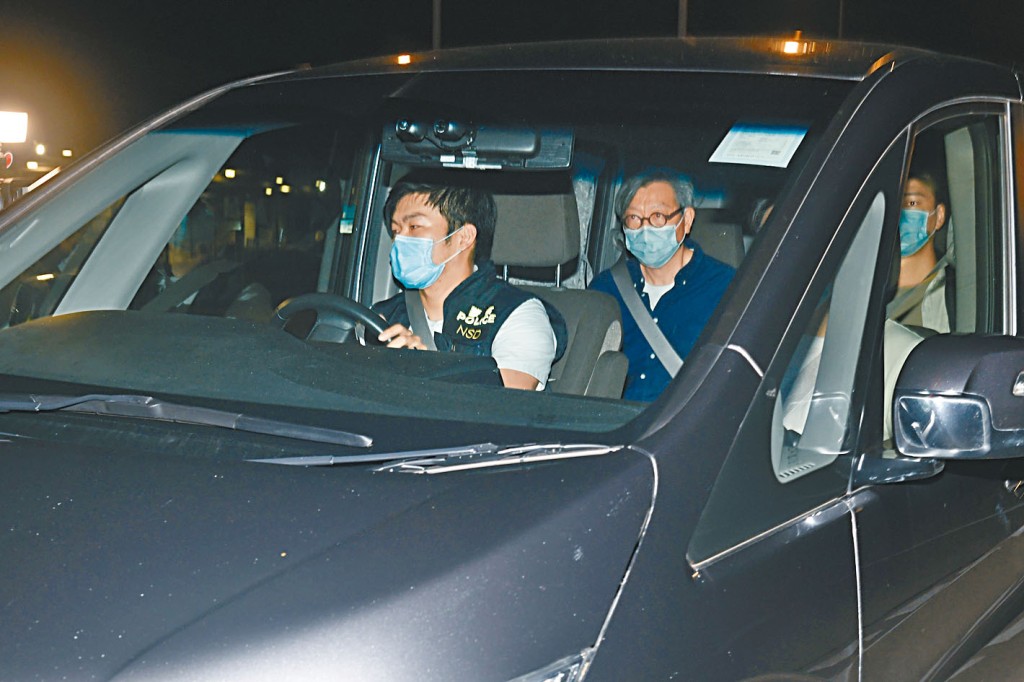 《苹果日报》前主笔「卢峰」冯伟光被捕，押返住所搜证再带署扣查。