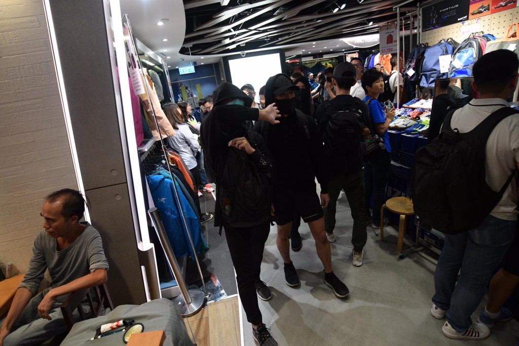 銅鑼灣崇光百貨示威者叫囂