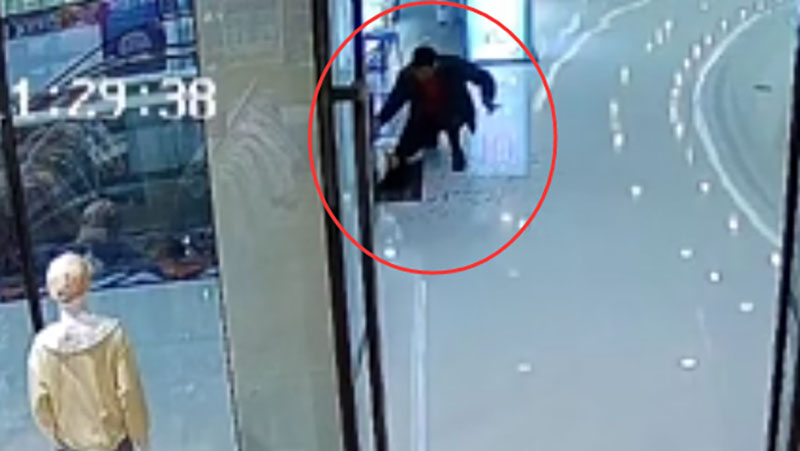 CCTV片段显示，男子向倒地的女子继续狂用刀刺。 网图