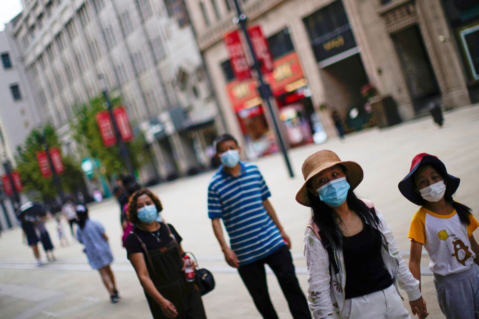 內地不少民眾也再戴上口罩外出，以防感染呼吸道疾病。踏透社