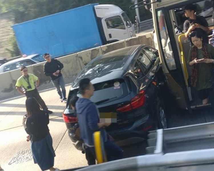 一輛九巴和七人車早上八時許於龍翔道近天馬苑相撞。網上圖片