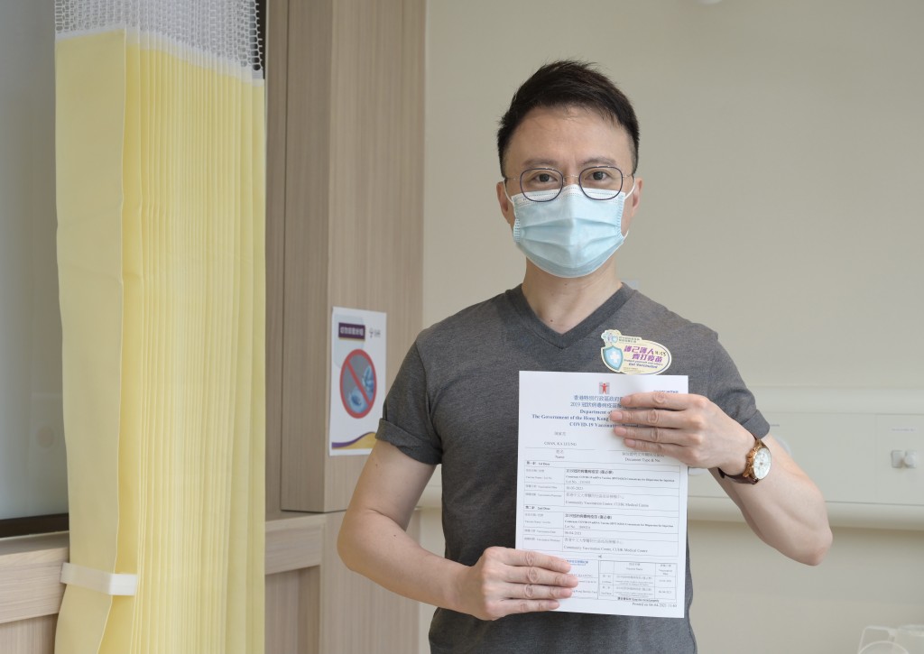 中大醫學院院長陳家亮,在中大醫院接種第二劑復必泰疫苗。