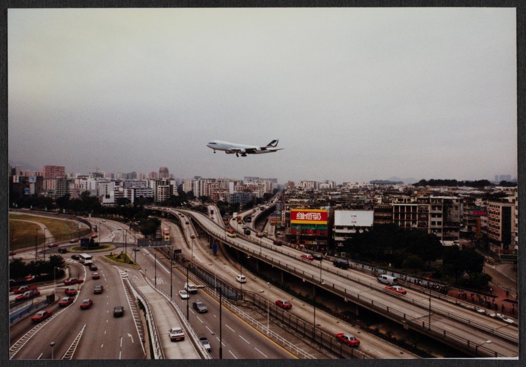 1998年一架飛機掠過啟德機場旁的行車天橋準備降落。圖片：政府檔案處